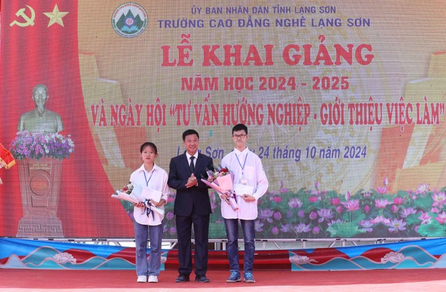 Sôi nổi ngày hội tư vấn hướng nghiệp- giới thiệu việc làm cho thanh niên Lạng Sơn ảnh 3