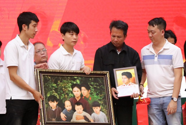 Nhóm bạn trẻ phục dựng hơn 100 bức ảnh liệt sĩ hai tỉnh Nghệ An, Hà Tĩnh ảnh 3