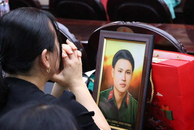 Nhóm bạn trẻ phục dựng hơn 100 bức ảnh liệt sĩ hai tỉnh Nghệ An, Hà Tĩnh ảnh 5