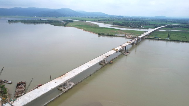 Hợp long cầu vượt sông hơn 1.300 tỷ đồng dài nhất cao tốc Bắc - Nam ảnh 1