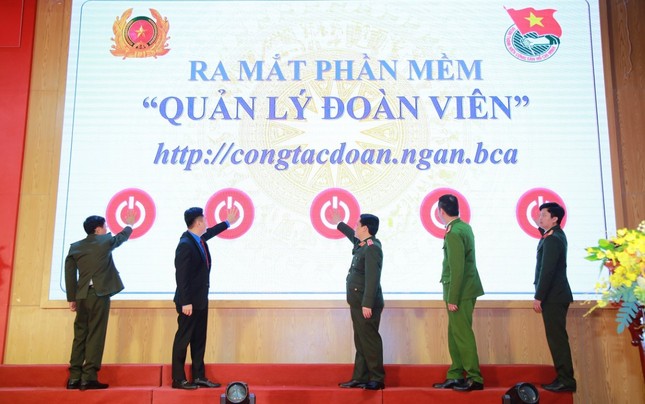 Tuyên dương 40 thanh niên Công an Nghệ An tiêu biểu, ra mắt phần mềm quản lý đoàn viên ảnh 6