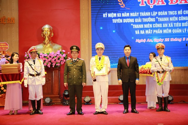 Tuyên dương 40 thanh niên Công an Nghệ An tiêu biểu, ra mắt phần mềm quản lý đoàn viên ảnh 3