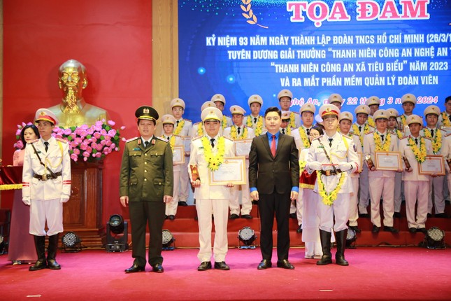 Tuyên dương 40 thanh niên Công an Nghệ An tiêu biểu, ra mắt phần mềm quản lý đoàn viên ảnh 4