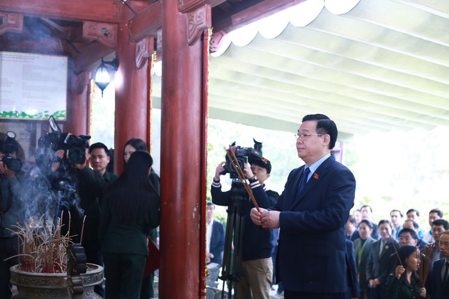 Chủ tịch Quốc hội Vương Đình Huệ dâng hương, dâng hoa tưởng niệm Chủ tịch Hồ Chí Minh ảnh 9