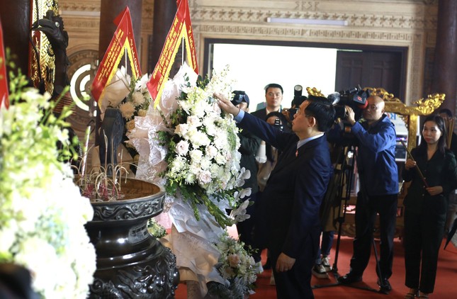 Chủ tịch Quốc hội Vương Đình Huệ dâng hương, dâng hoa tưởng niệm Chủ tịch Hồ Chí Minh ảnh 8