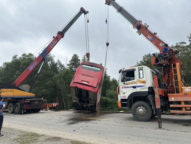 Xe khách lao xuống vệ đường, 30 người may mắn thoát nạn ảnh 2