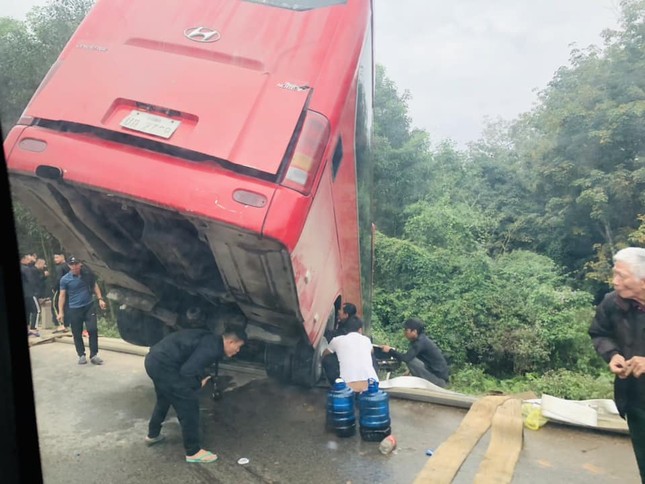 Xe khách lao xuống vệ đường, 30 người may mắn thoát nạn ảnh 1