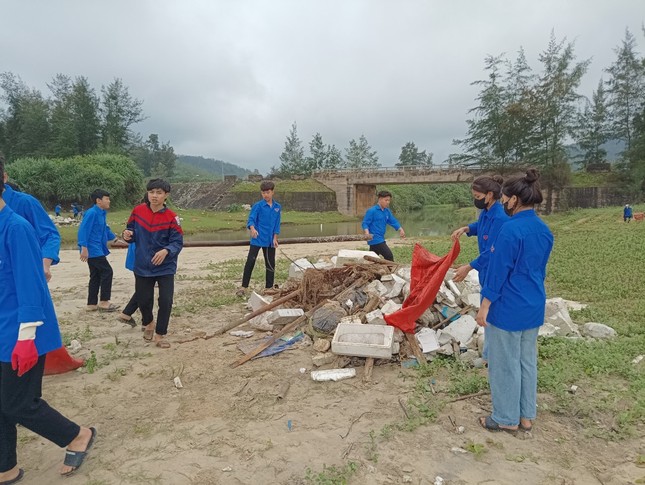 Tuổi trẻ Nghệ An, Hà Tĩnh chung tay xây dựng nông thôn mới và hưởng ứng ngày Chủ nhật xanh ảnh 31