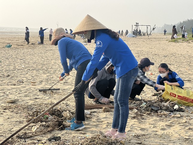 Tuổi trẻ Hà Tĩnh dọn rác đón mùa du lịch biển ảnh 1