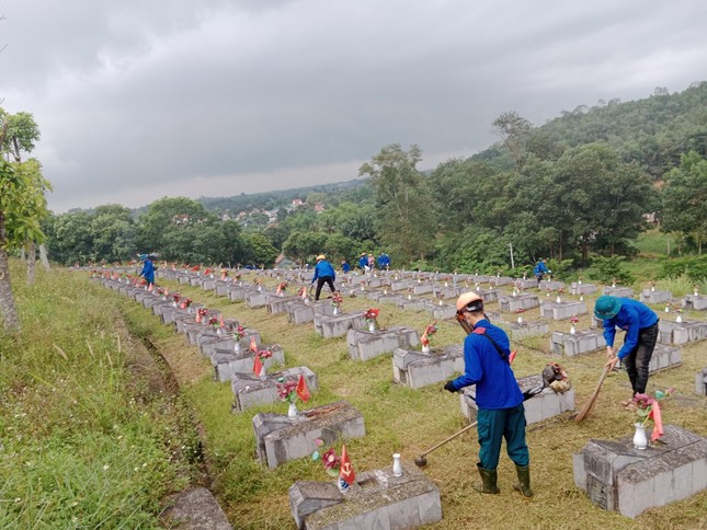 Thanh niên dọn nghĩa trang, đón hài cốt liệt sĩ hy sinh tại Lào về đất mẹ ảnh 1