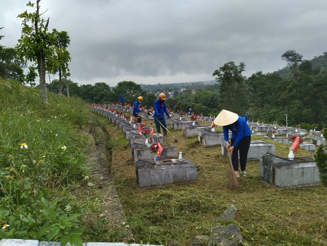 Thanh niên dọn nghĩa trang, đón hài cốt liệt sĩ hy sinh tại Lào về đất mẹ ảnh 2