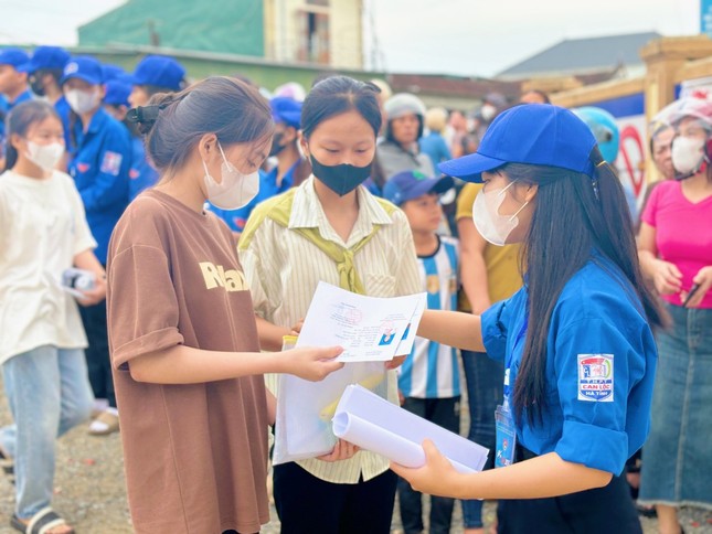 Hình ảnh đẹp của thanh niên tình nguyện tiếp sức mùa thi ảnh 11