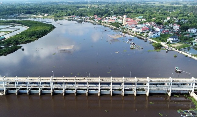 Khen thưởng 3 học sinh lao xuống sông cứu 2 em nhỏ đuối nước ảnh 3