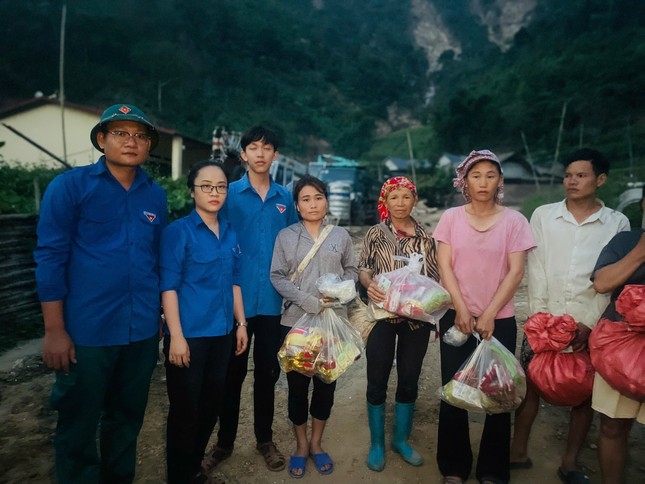 Những bước chân tình nguyện: 'Cõng' yêu thương ngược lên vùng cao ảnh 5