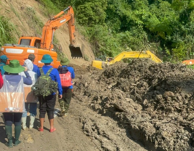 Những bước chân tình nguyện: 'Cõng' yêu thương ngược lên vùng cao ảnh 2