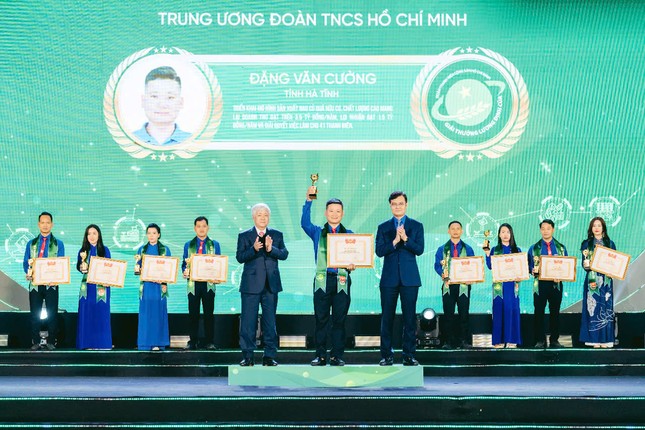 Từ đất bỏ hoang, chàng trai trồng rau củ chăn nuôi, doanh thu tiền tỉ ảnh 1