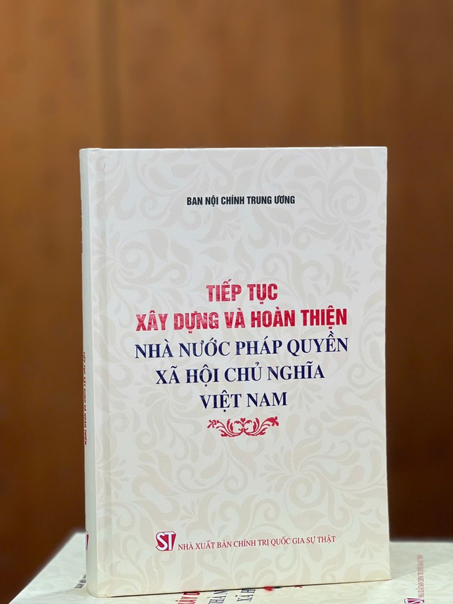 Ra mắt sách 'Tiếp tục xây dựng và hoàn thiện Nhà nước pháp quyền xã hội chủ nghĩa Việt Nam’ ảnh 3