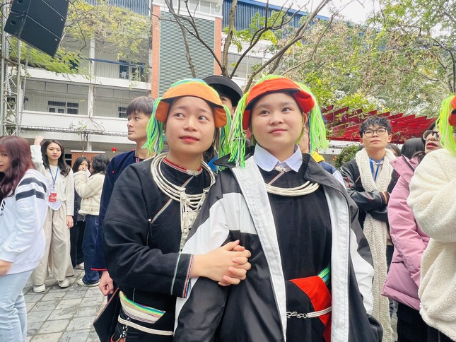 Học sinh Hà Nội gói hàng nghìn bánh chưng tặng trẻ em nghèo ảnh 2
