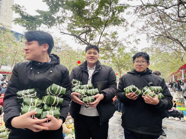 Học sinh Hà Nội gói hàng nghìn bánh chưng tặng trẻ em nghèo ảnh 3