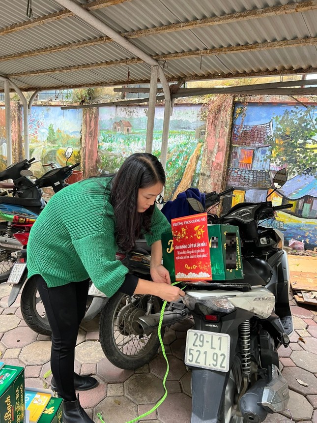 Giáp Tết, một trường học mở hội chợ 0 đồng dành riêng cho giáo viên, tặng quà đặc biệt ảnh 2