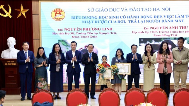 Hà Nội: Tuyên dương hai học sinh trả lại của rơi ảnh 1