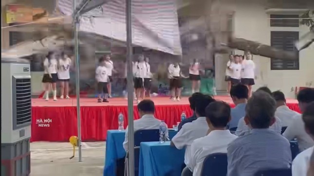 Vụ sập mái hiên nhà văn hoá ở Hà Nội khi trẻ đang biểu diễn: Còn 2 học sinh nằm viện ảnh 1