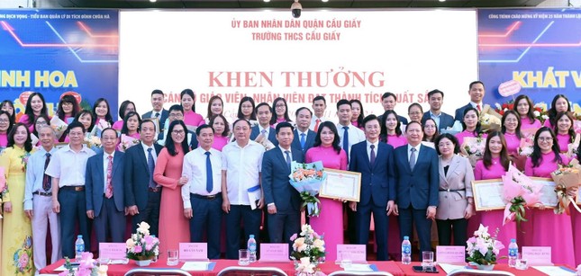 Hiệu trưởng trăn trở làm sao để học sinh không vô cảm như những cỗ máy ảnh 3