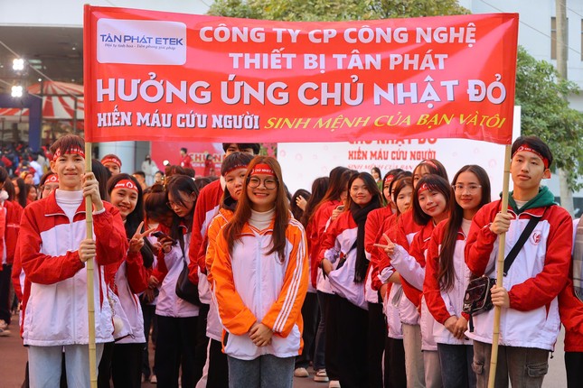 Hà Nội: Hàng ngàn bạn trẻ tham gia hiến máu cứu người tại Chủ Nhật Đỏ năm 2025 ảnh 4