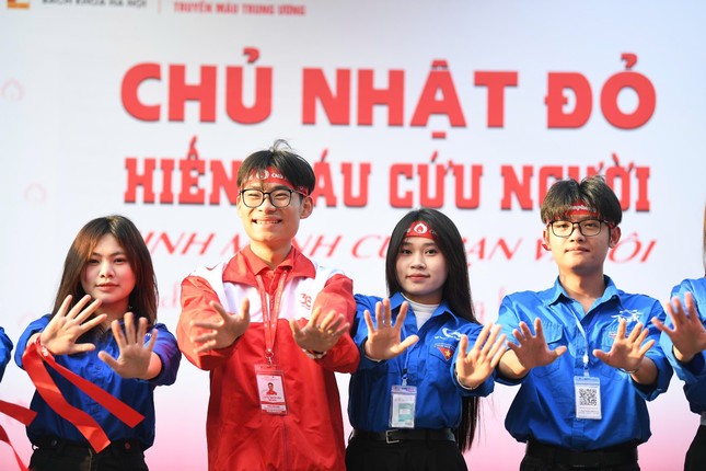 Hà Nội: Hàng ngàn bạn trẻ tham gia hiến máu cứu người tại Chủ Nhật Đỏ năm 2025 ảnh 2