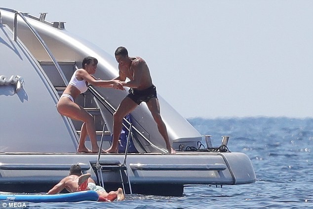 Ronaldo and his hot girlfriend strolled through Milan and bathed in Ibiza beach photo 7