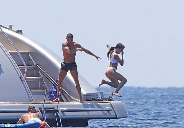 Ronaldo and his hot girlfriend strolled through Milan and bathed in Ibiza beach photo 9