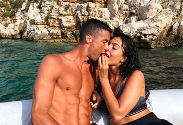 Ronaldo and his hot girlfriend walk in Milan and swim in Ibiza beach photo 15