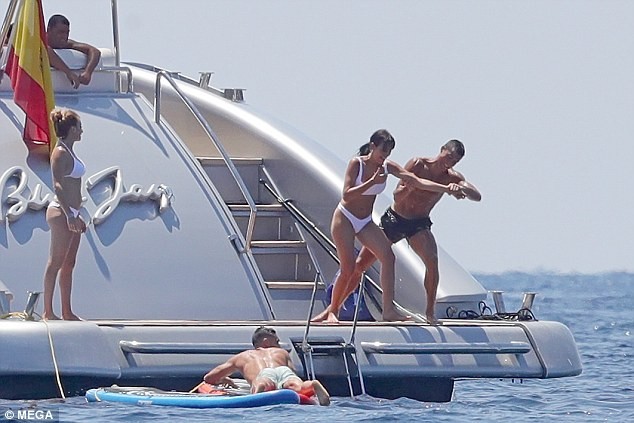 Ronaldo and his hot girlfriend walk in Milan and swim in Ibiza beach photo 8