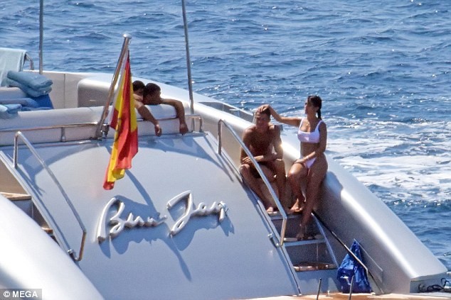 Ronaldo and his hot girlfriend strolled through Milan and bathed in Ibiza beach photo 10