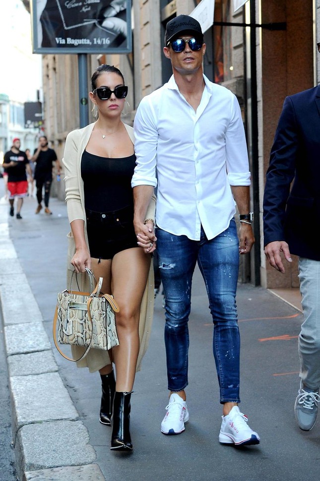 Ronaldo and his hot girlfriend strolled through Milan and bathed in Ibiza beach photo 3