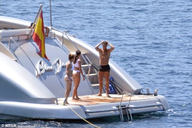 Ronaldo and his hot girlfriend strolled through Milan and bathed in Ibiza beach photo 12