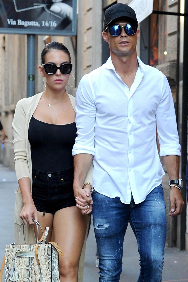 Ronaldo and his hot girlfriend strolled through Milan and bathed in Ibiza beach photo 4