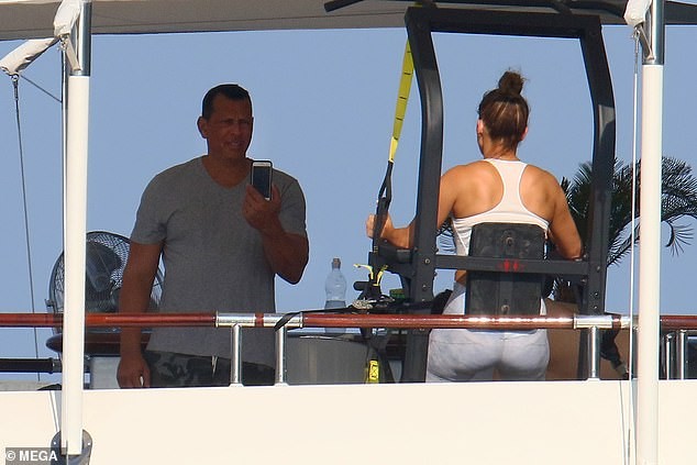 Jennifer Lopez shows off her hot figure at 50 on a yacht photo 9