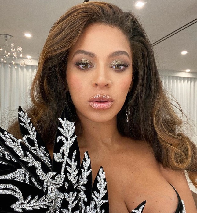 Beyonce diện váy bó xẻ cao tôn đường cong 'đồng hồ cát' bốc lửa ảnh 6