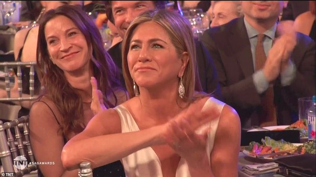 Jennifer Aniston 'quên' nội y, mừng rỡ ôm chồng cũ Brad Pitt ảnh 9