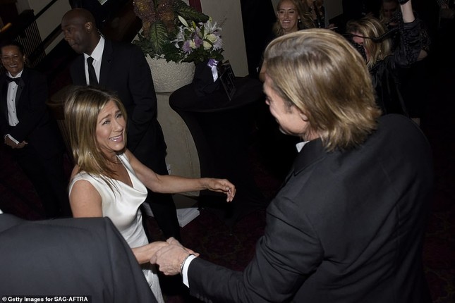 Jennifer Aniston 'quên' nội y, mừng rỡ ôm chồng cũ Brad Pitt ảnh 2