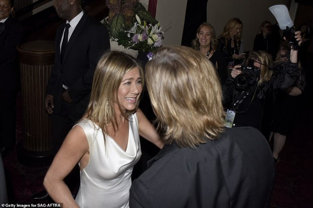 Jennifer Aniston 'quên' nội y, mừng rỡ ôm chồng cũ Brad Pitt ảnh 3