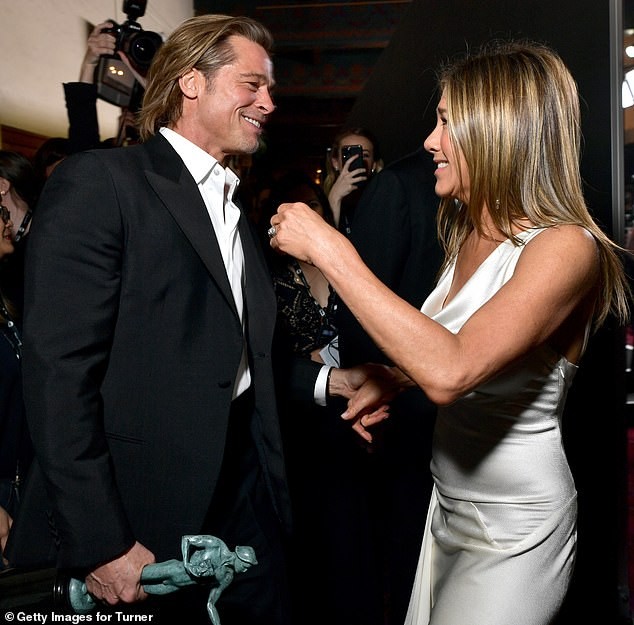 Jennifer Aniston 'quên' nội y, mừng rỡ ôm chồng cũ Brad Pitt ảnh 6