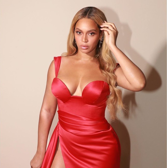 Beyonce's seductive, curvaceous figure with her husband photo 9