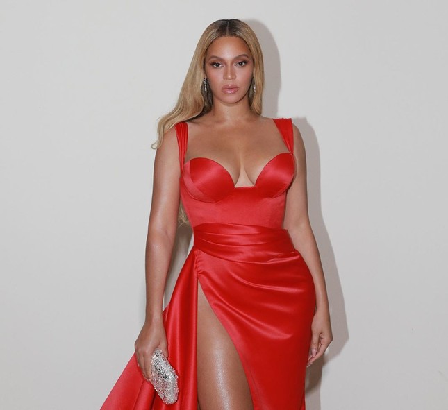 Beyonce's seductive, curvaceous figure with her husband photo 10