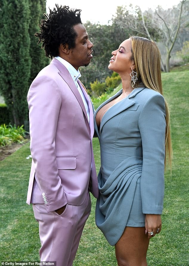 Beyonce's seductive, curvaceous figure with her husband photo 2