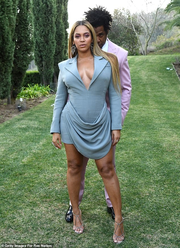 Beyonce's seductive, curvaceous figure with her husband photo 3