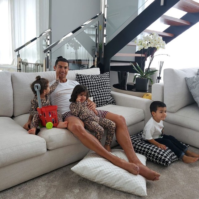 Ronaldo được bạn gái xinh đẹp cắt tóc tại nhà mùa dịch COVID-19 ảnh 2