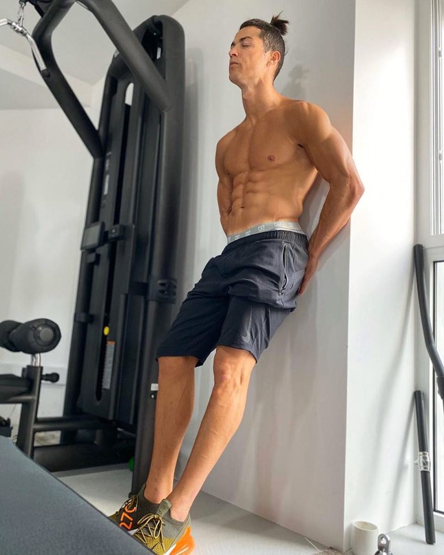 Ronaldo được bạn gái xinh đẹp cắt tóc tại nhà mùa dịch COVID-19 ảnh 1