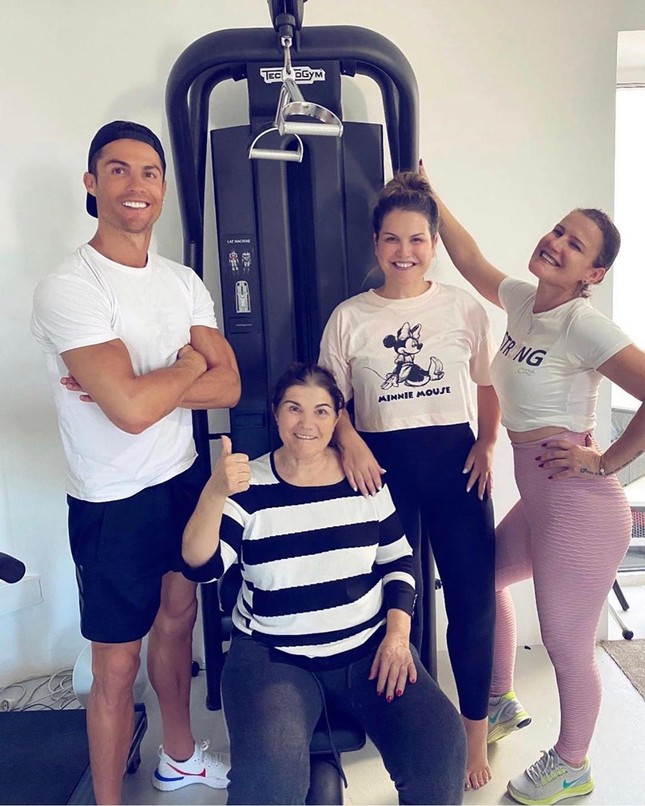 Ronaldo được bạn gái xinh đẹp cắt tóc tại nhà mùa dịch COVID-19 ảnh 4